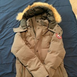 Canada goose Wyndham parka XS with carrying case
